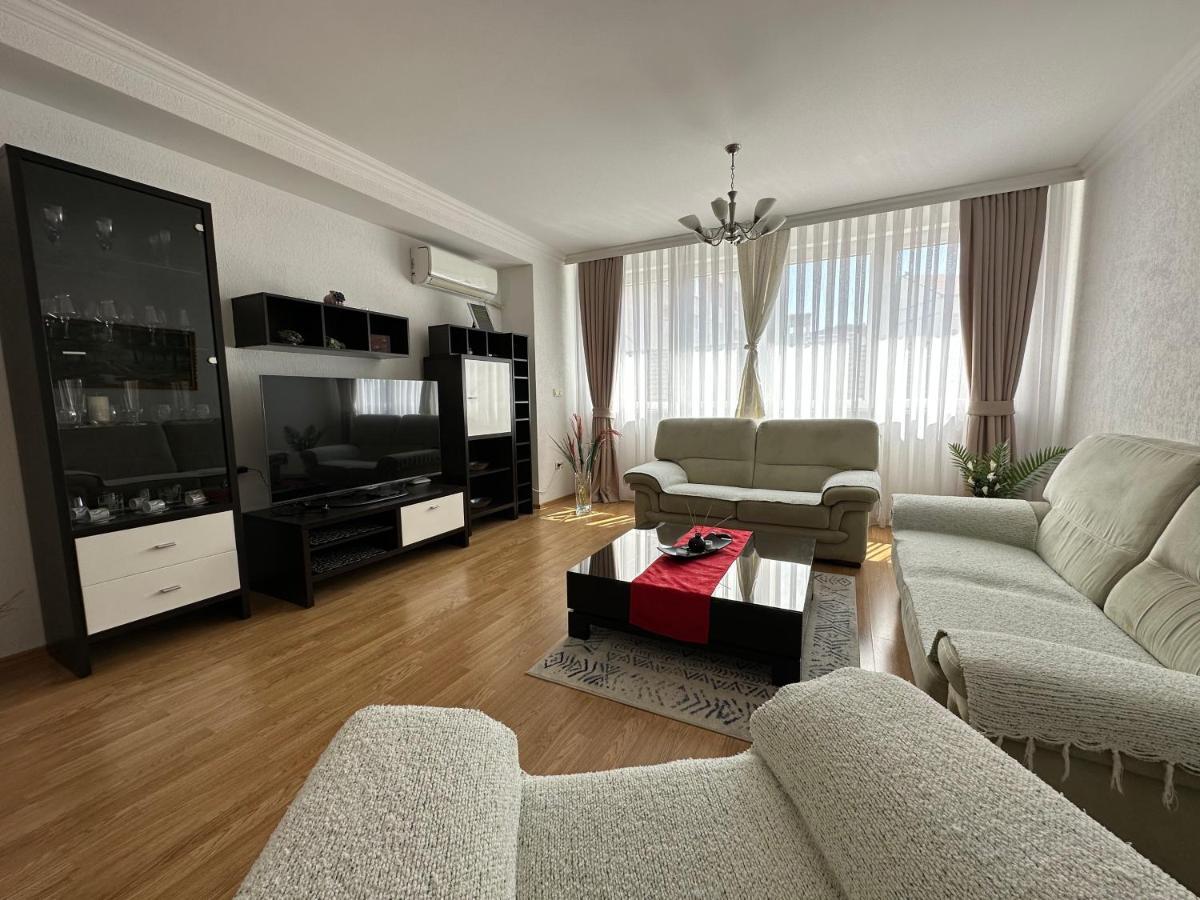 Spacious 3-Bedroom Condo Next To City Center Pristina Exterior photo