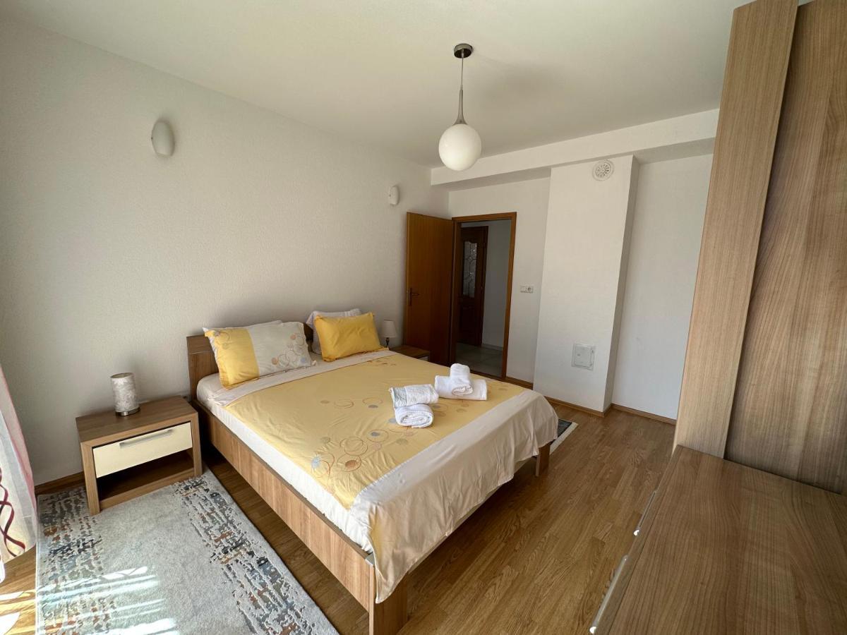Spacious 3-Bedroom Condo Next To City Center Pristina Exterior photo
