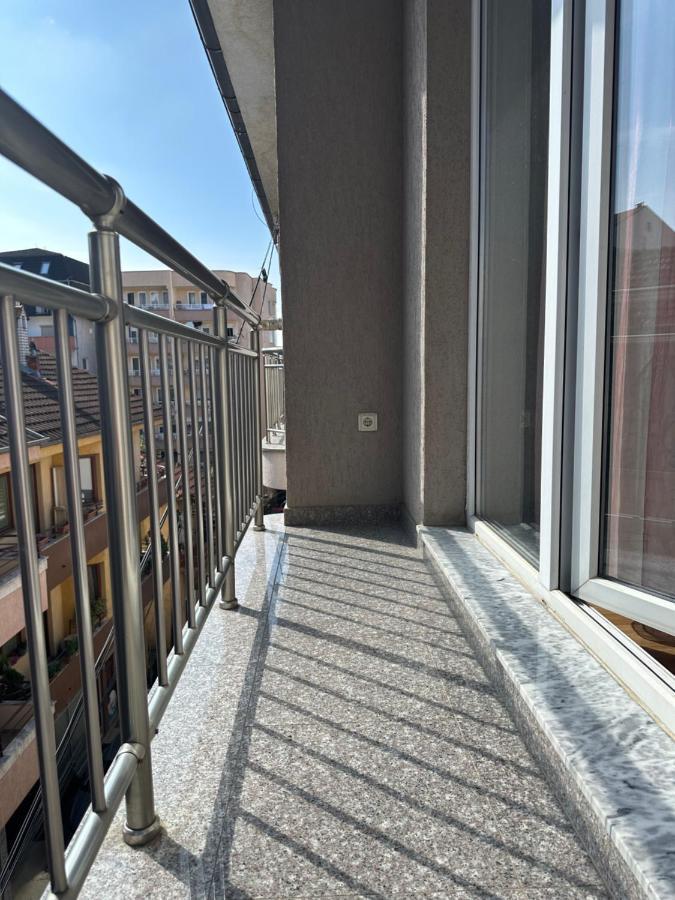 Spacious 3-Bedroom Condo Next To City Center Pristina Exterior photo