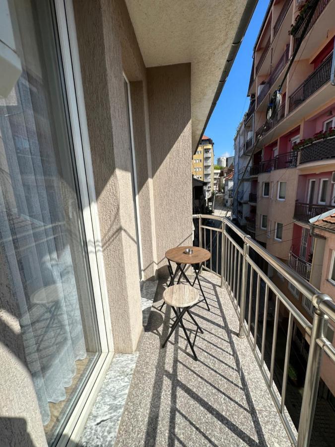 Spacious 3-Bedroom Condo Next To City Center Pristina Exterior photo