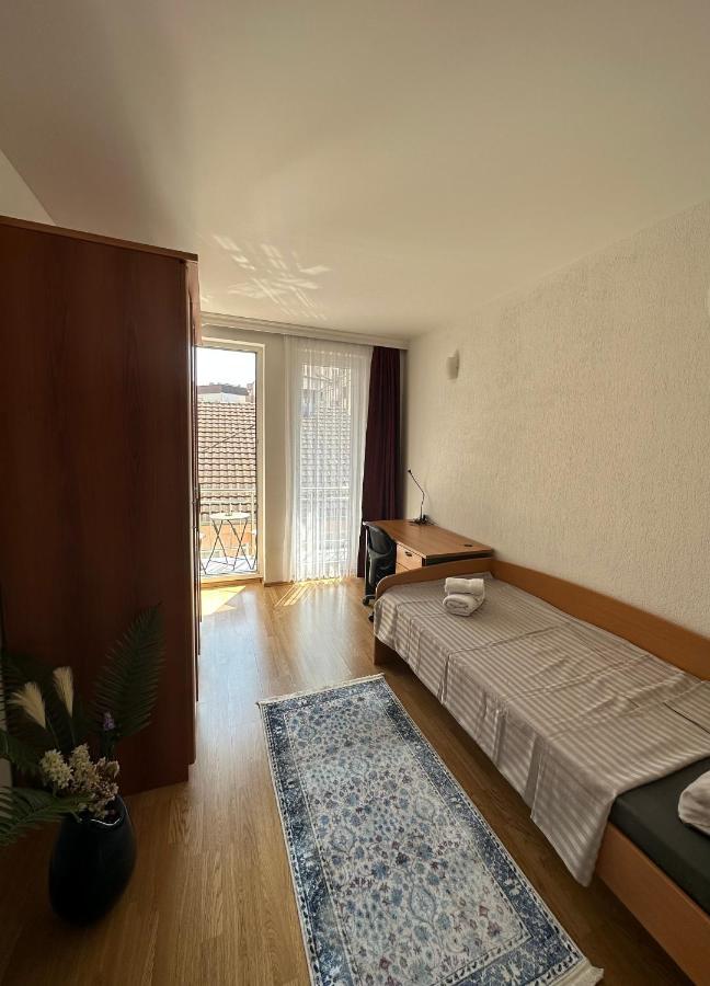 Spacious 3-Bedroom Condo Next To City Center Pristina Exterior photo