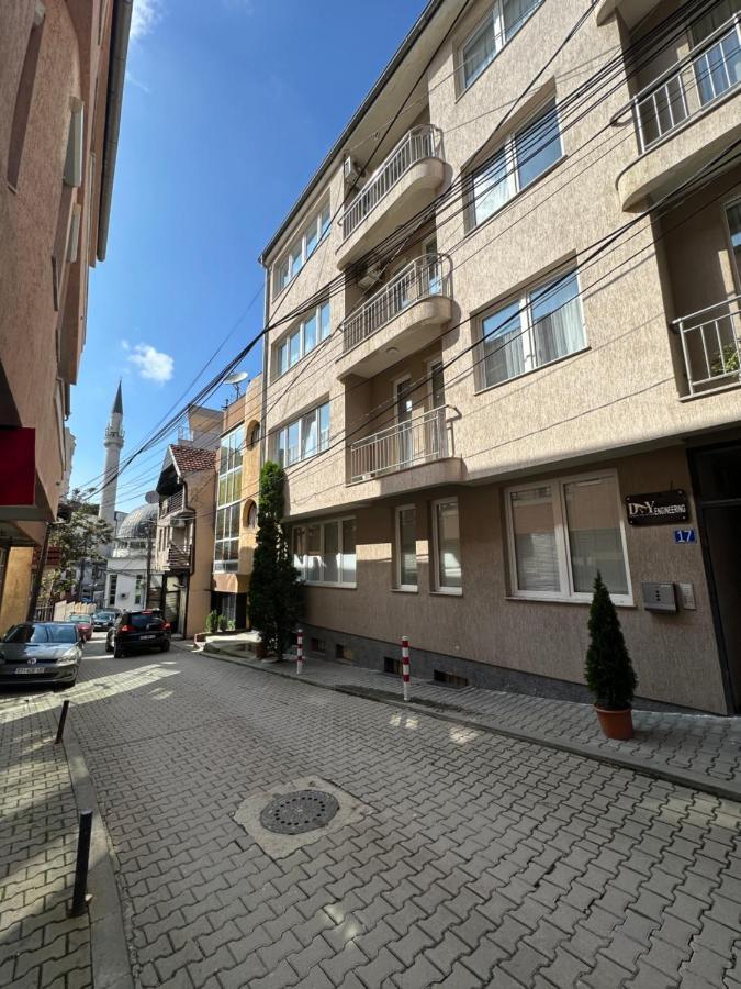 Spacious 3-Bedroom Condo Next To City Center Pristina Exterior photo